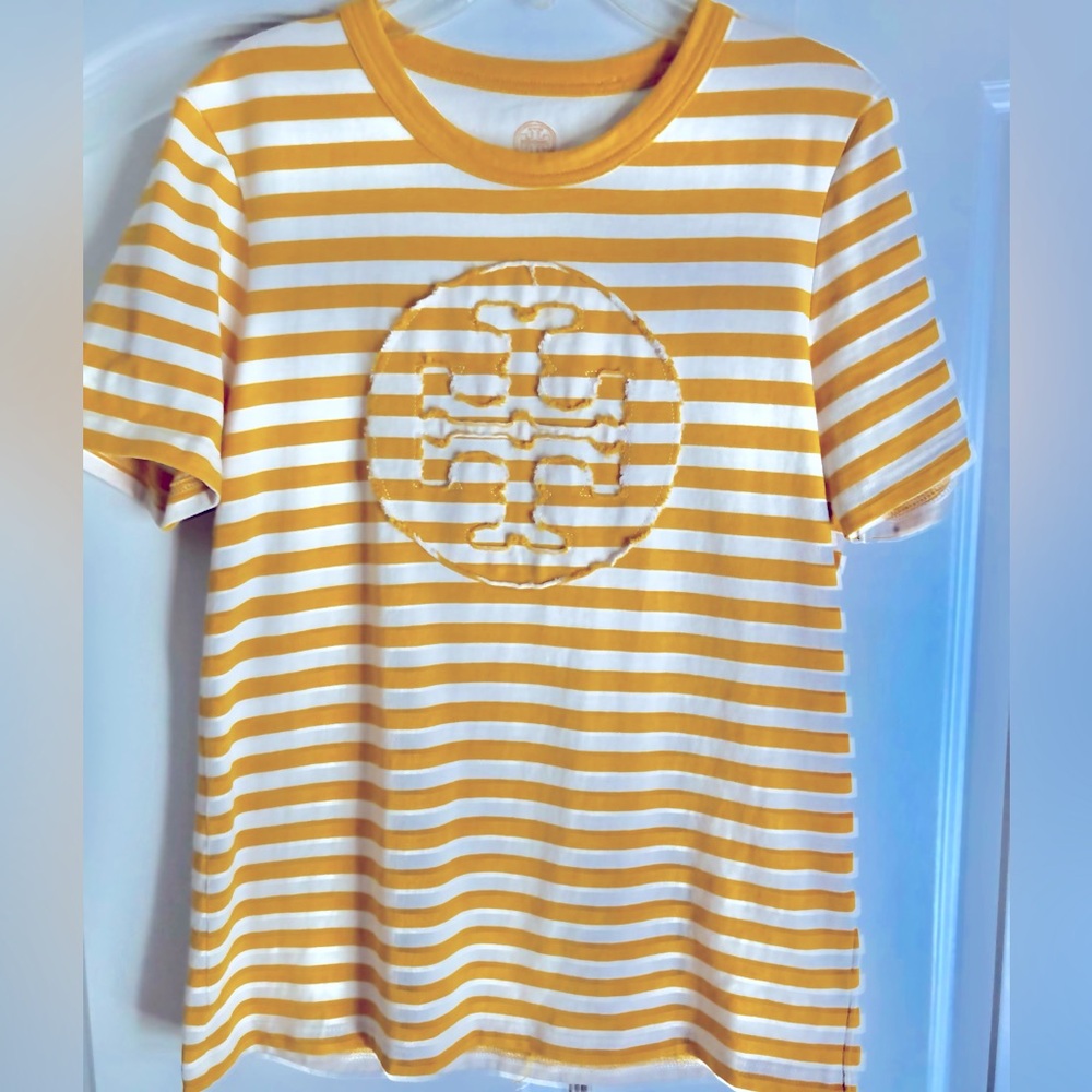 Authentic Tory Burch s/s tee w/center emblem. gold & white size M.